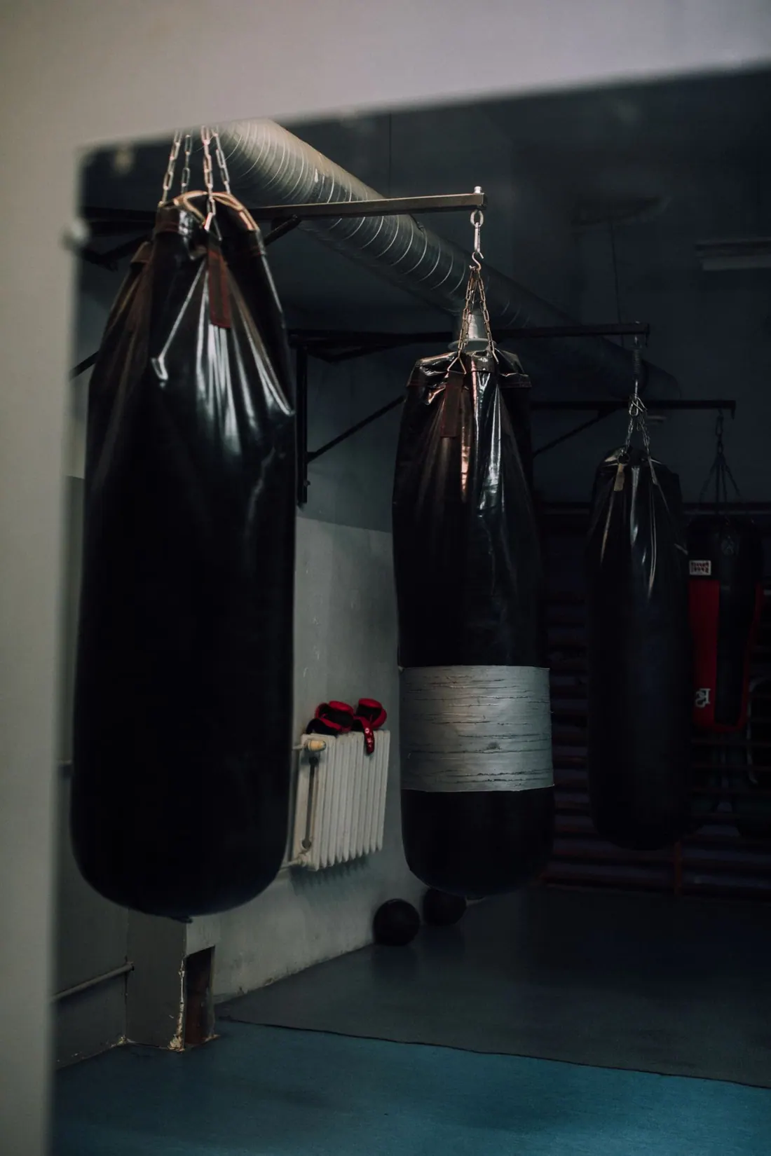 Sacos de boxeo ilustrativos, no instalaciones reales de Rango Nueve