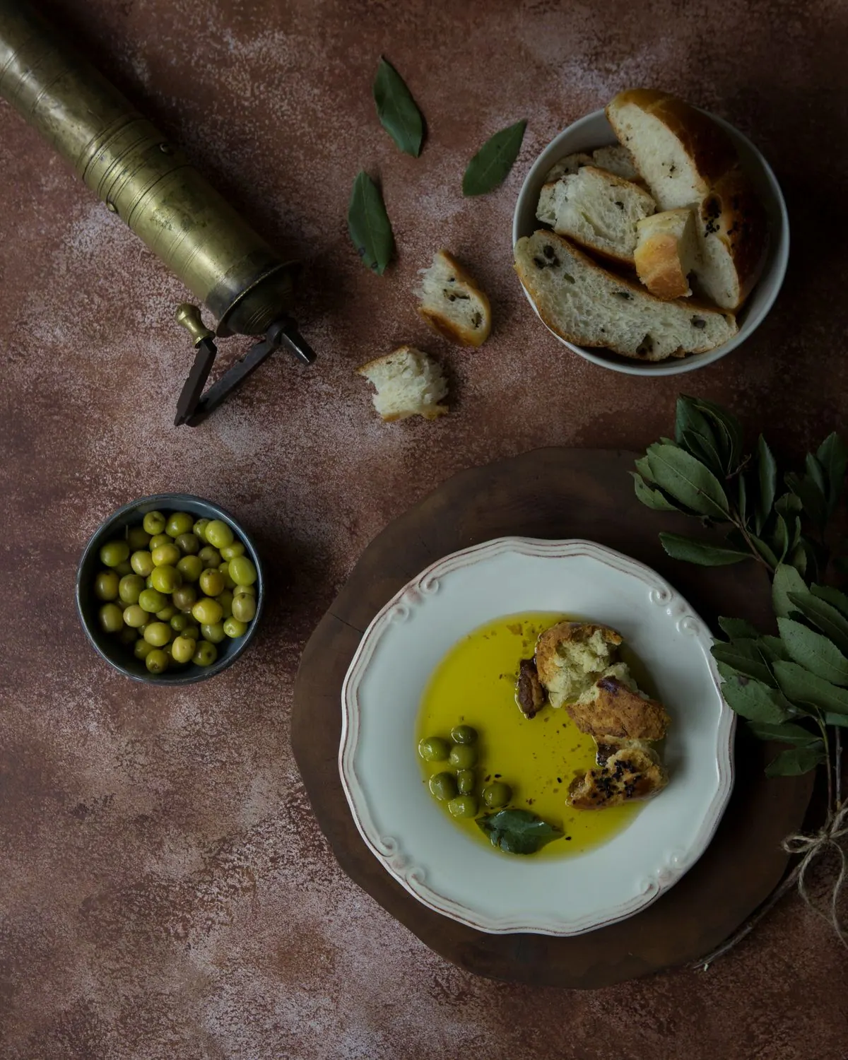 Pan, aceitunas y aceite en una mesa; fotografía ilustrativa